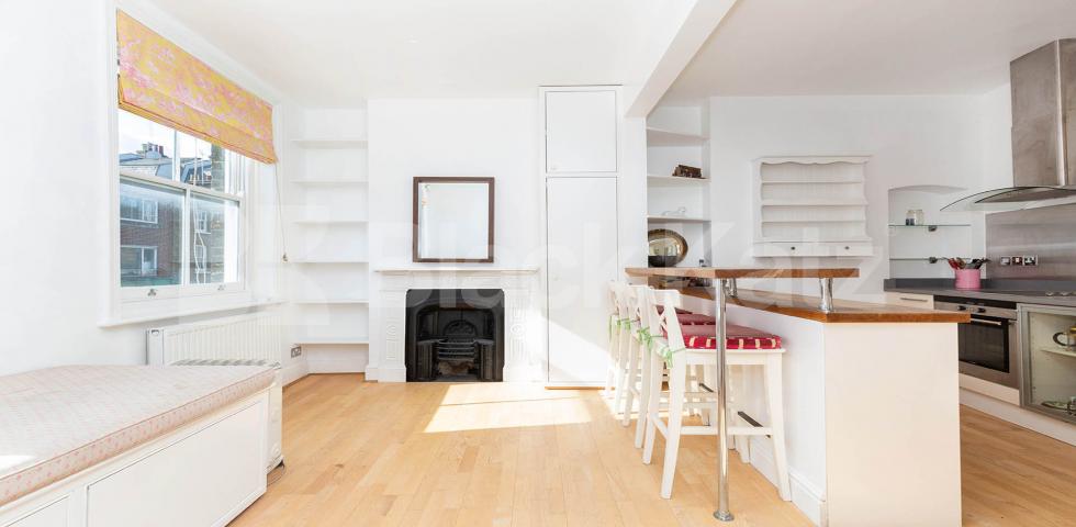 			SPLIT OVER 3 FLOORS, 2 Bedroom, 1 bath, 1 reception Maisonette			 Baron Street, ANGEL N1